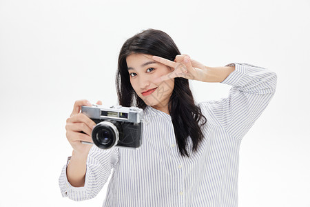 青年女性使用复古相机自拍图片