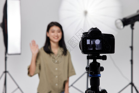 女性视频素材摄影师在影棚拍摄教学视频背景
