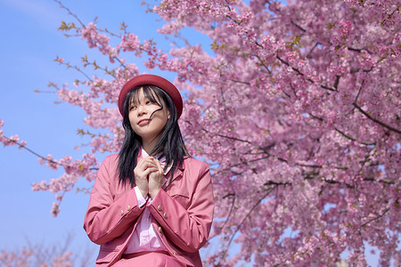 日系美女初春赏樱花图片