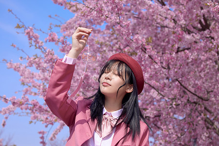 日系美女初春赏樱花图片