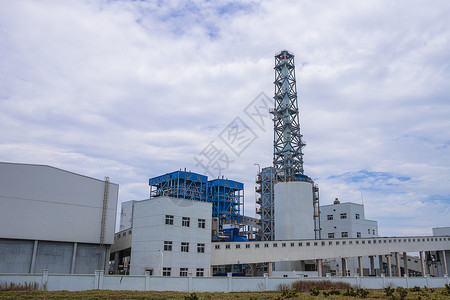 蓝天白云下的化工工厂建筑图片