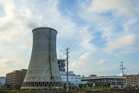 田湾核电站蓝天白云下的化工厂烟囱背景