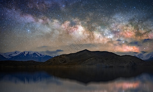 山湖和星空新疆喀什喀拉库勒湖的银河星空背景