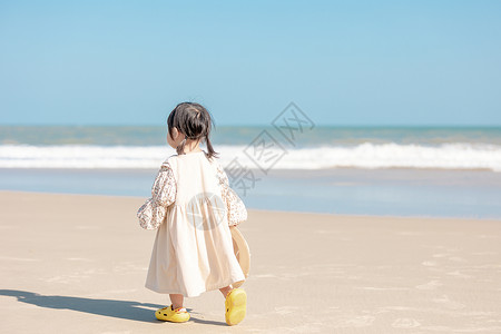 女孩子背影夏季海边儿童背影背景