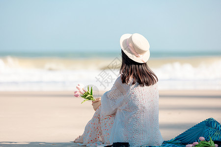 夏天海边文艺女生背影背景图片