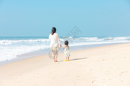 夏天海边母女背影背景图片