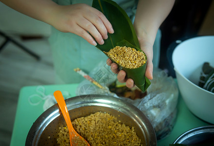 端午节包粽子实拍美食摄影图图片