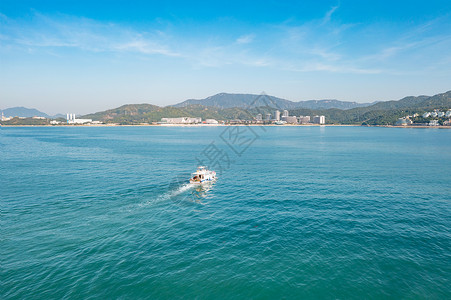 海湾里航行的渔船图片