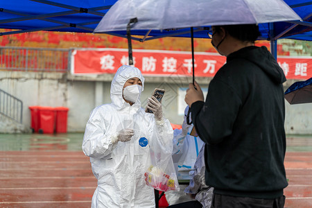 防护伞核酸检测点正在核验核酸码的医务人员【媒体用图】（仅限媒体用图使用，不可用于商业用途）背景