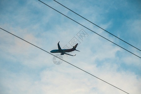 飞过蓝天的客机天空中的飞机背景