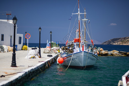 海岛码头上的小渔船图片
