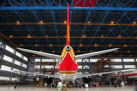 空客A320型飞机在机库检修高清图片