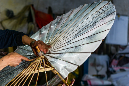 油纸伞制作传统遮雨伞高清图片