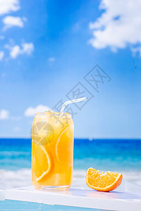 夏季沙滩上的一杯橙汁图片