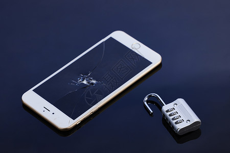手机保护破损的手机与锁背景