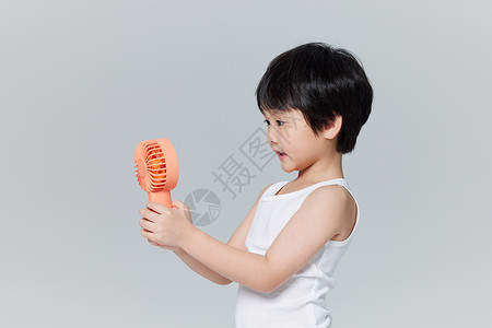 便携电风扇手拿风扇吹风的夏日儿童背景