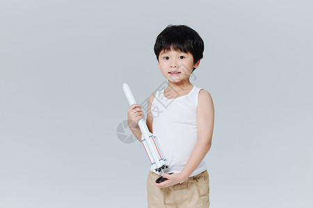 小男孩手拿火箭模型图片
