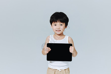 使用平板电脑的小男孩背景图片