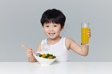 健康吃沙拉的小男孩图片