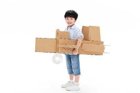 身穿创意纸板飞机模型玩耍的小男孩图片