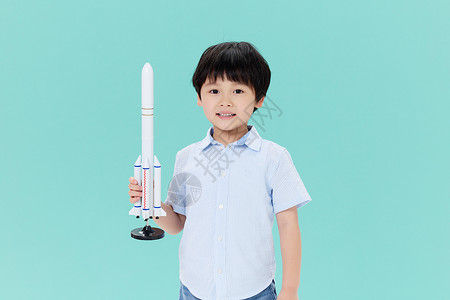 小男孩手持火箭模型图片