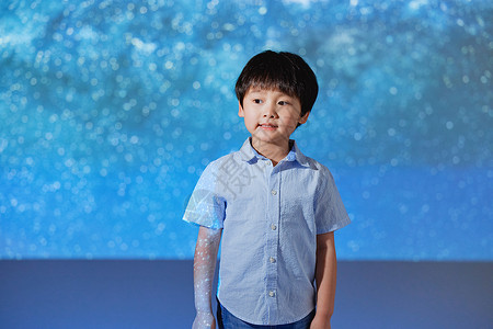 可爱小男孩探索观察宇宙星河图片