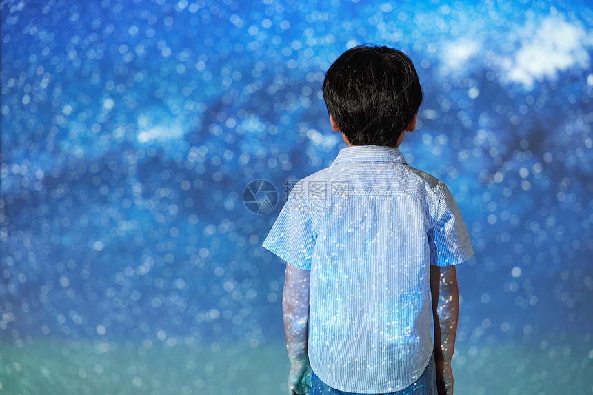 小男孩探索观察宇宙星河背影图片