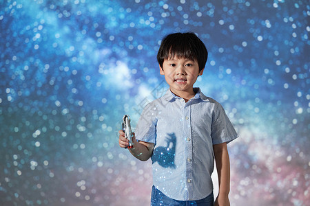 小男孩探索观察宇宙星河图片