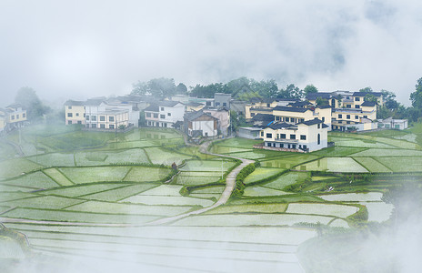 迷雾里的田园小镇图片