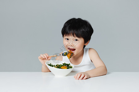 健康吃沙拉的小男孩形象高清图片