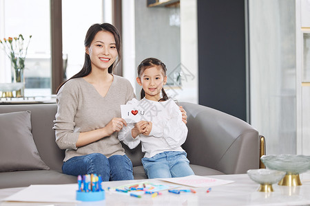 挂在客厅画女儿在客厅给母亲礼送画背景