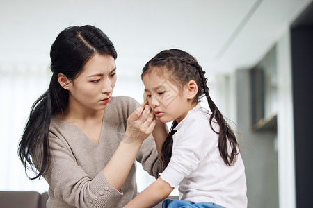 妈妈帮受伤的女儿包扎伤口背景图片