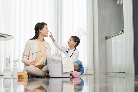 劳动节拖地女仆在家一起做家务的母女二人背景