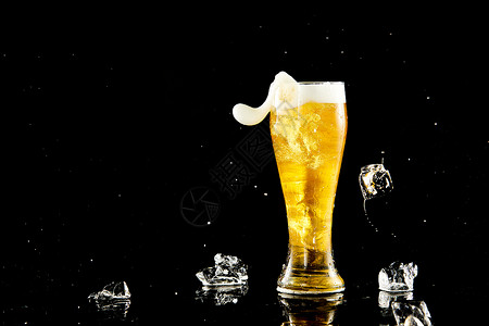 冰块掉落啤酒杯里溅起水花高清图片