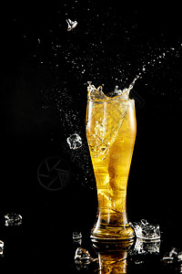 冰块掉落在啤酒杯里溅起水花图片