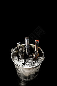 铁桶里放着的夏日冰镇啤酒饮品背景图片