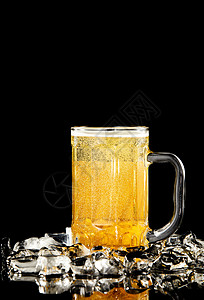 桌面上放着的精酿冰镇啤酒高清图片