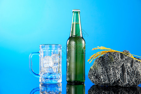 蓝色背景下的清凉啤酒饮品图片