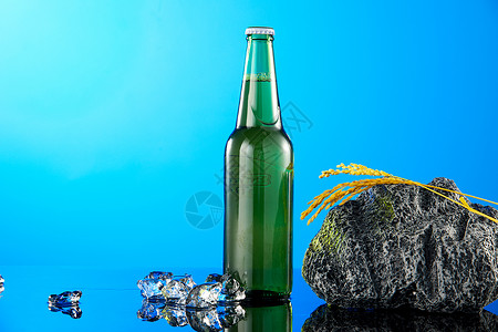 蓝色背景下的清凉啤酒饮品图片