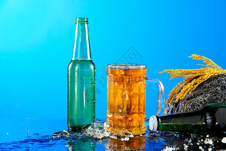 蓝色背景下的清凉感十足的冰啤酒图片