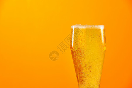 彩色背景前的冰啤酒背景图片