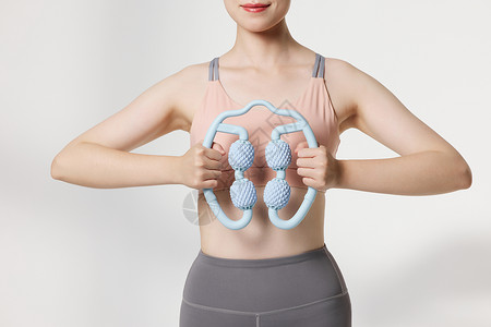 运动女性使用瘦身器材动作展示图片