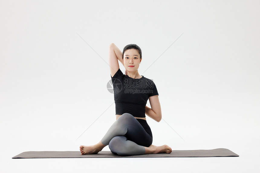 健康女性做瑜伽拉伸运动图片