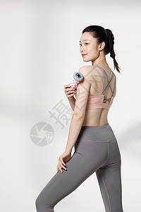 运动女性在健身后使用器材放松肌肉背景图片
