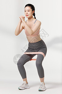健身美女使用弹力带拉伸高清图片