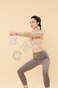 健身女性使用壶铃训练图片