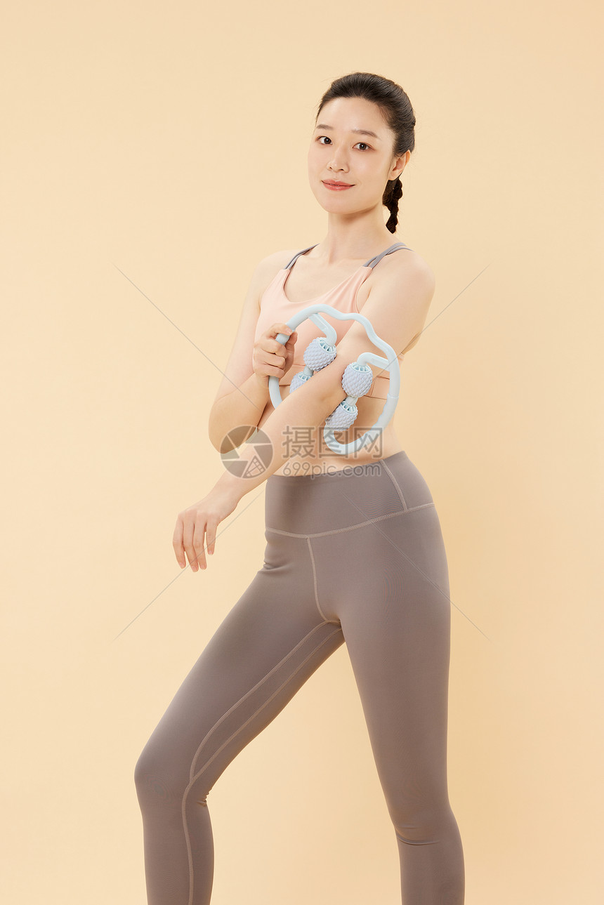 运动女性正在使用手臂瘦身器械图片