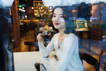 喝咖啡的青年女人图片