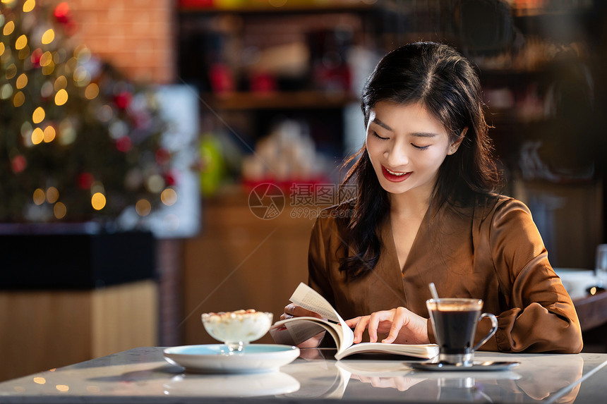 咖啡馆内在看书的青年女人图片