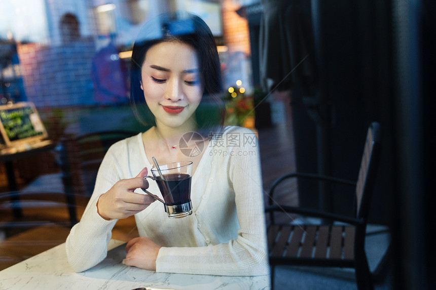 喝咖啡的青年女人图片